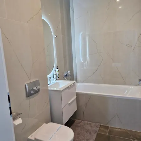 Emax Homes- Axxis Nova Апартаменты *