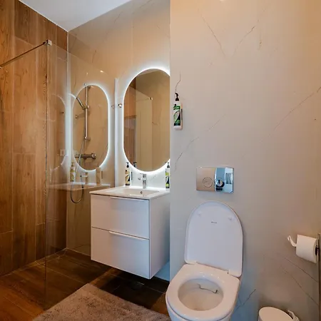 Emax Homes- Axxis Nova Apartmán *